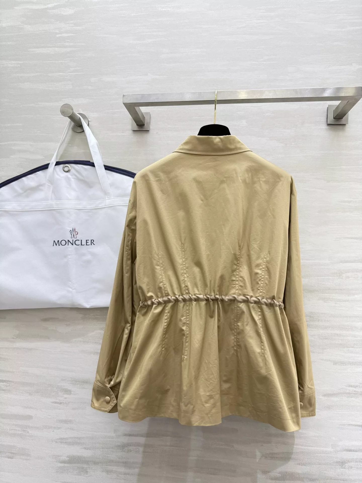 몽클레어 드로스트링 허리 조절 카라 바람막이 재킷 상세 이미지 9