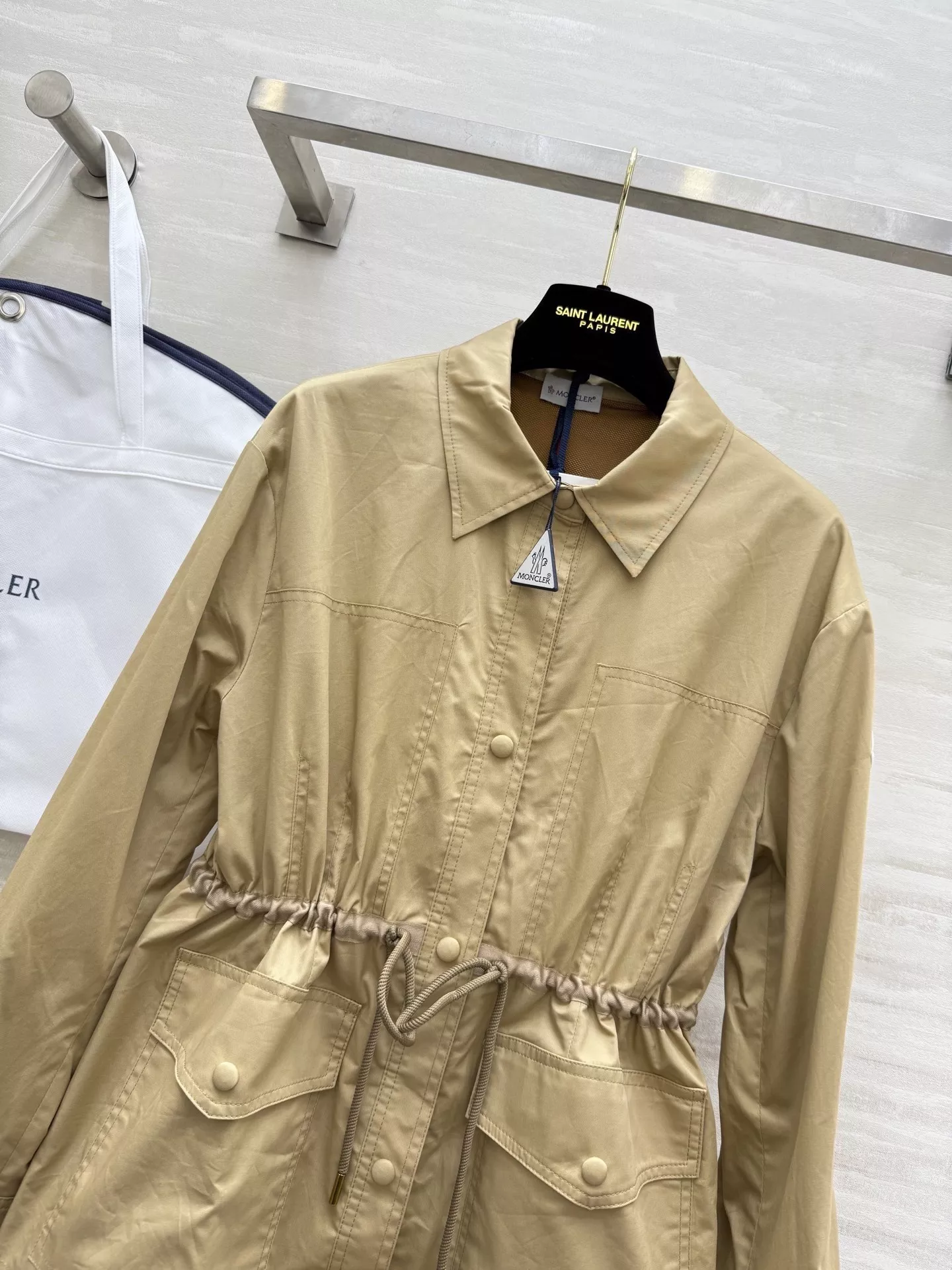 몽클레어 드로스트링 허리 조절 카라 바람막이 재킷 상세 이미지 2