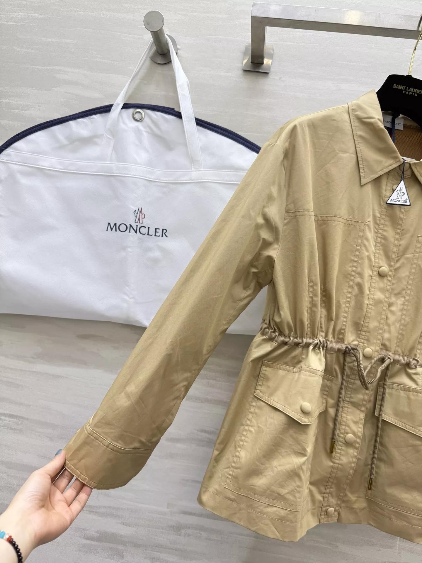 몽클레어 드로스트링 허리 조절 카라 바람막이 재킷 상세 이미지 5