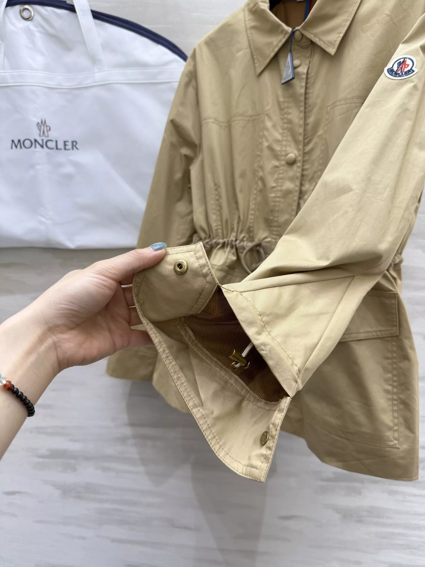 몽클레어 드로스트링 허리 조절 카라 바람막이 재킷 상세 이미지 6