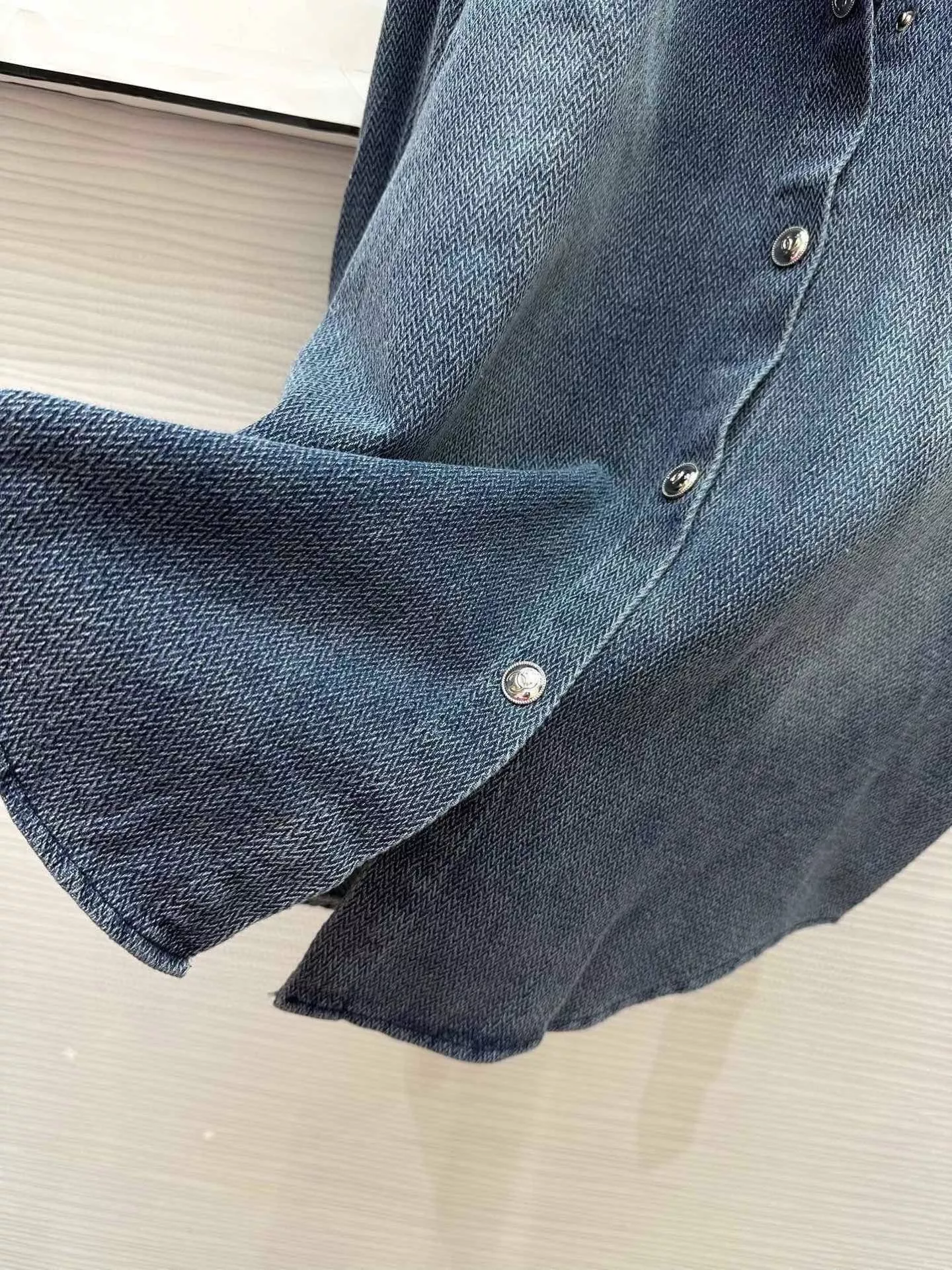 샤넬 워싱 데님 큐빅 로고 셔츠 상세 이미지 7