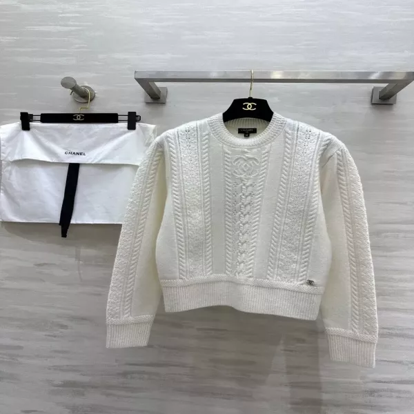 샤넬 스키 라인 체인 디테일 라운드넥 케이블 니트