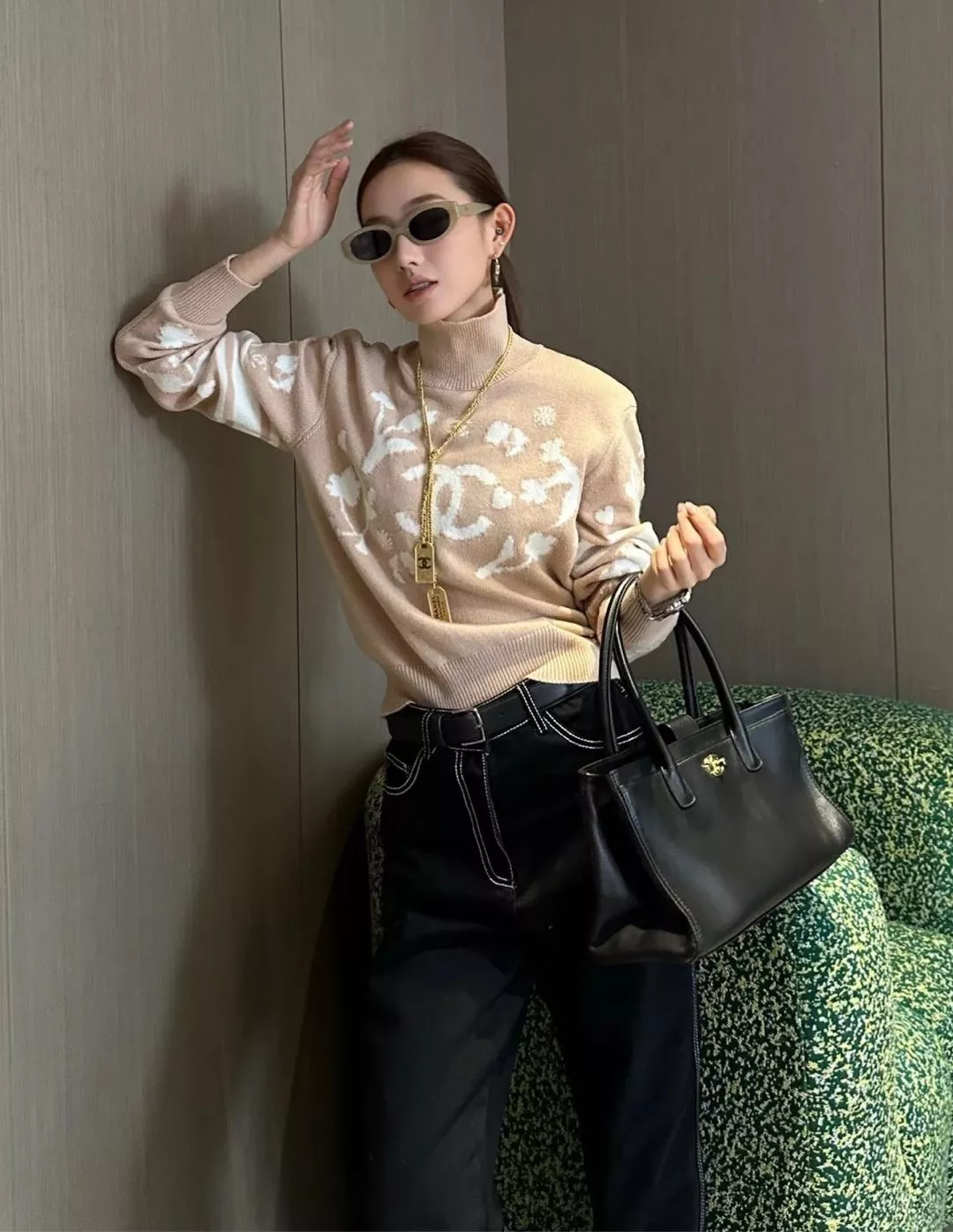 샤넬 스키 컬렉션 하이넥 플라워 니트 상세 이미지 19