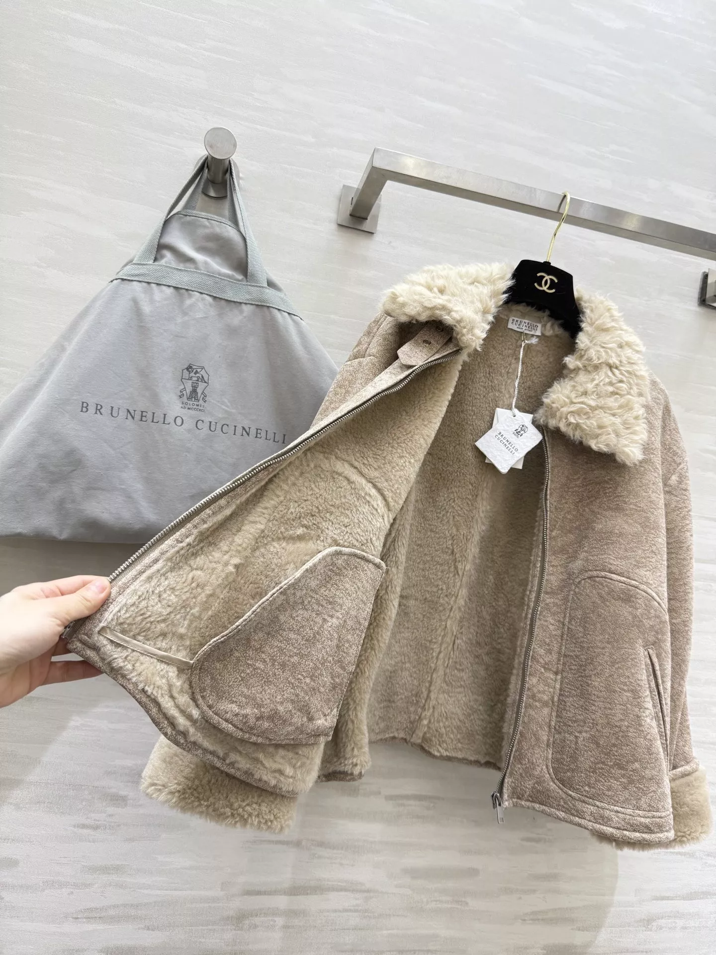 브루넬로쿠치넬리 양모 카라 스웨이드 무스탕 재킷 상세 이미지 17