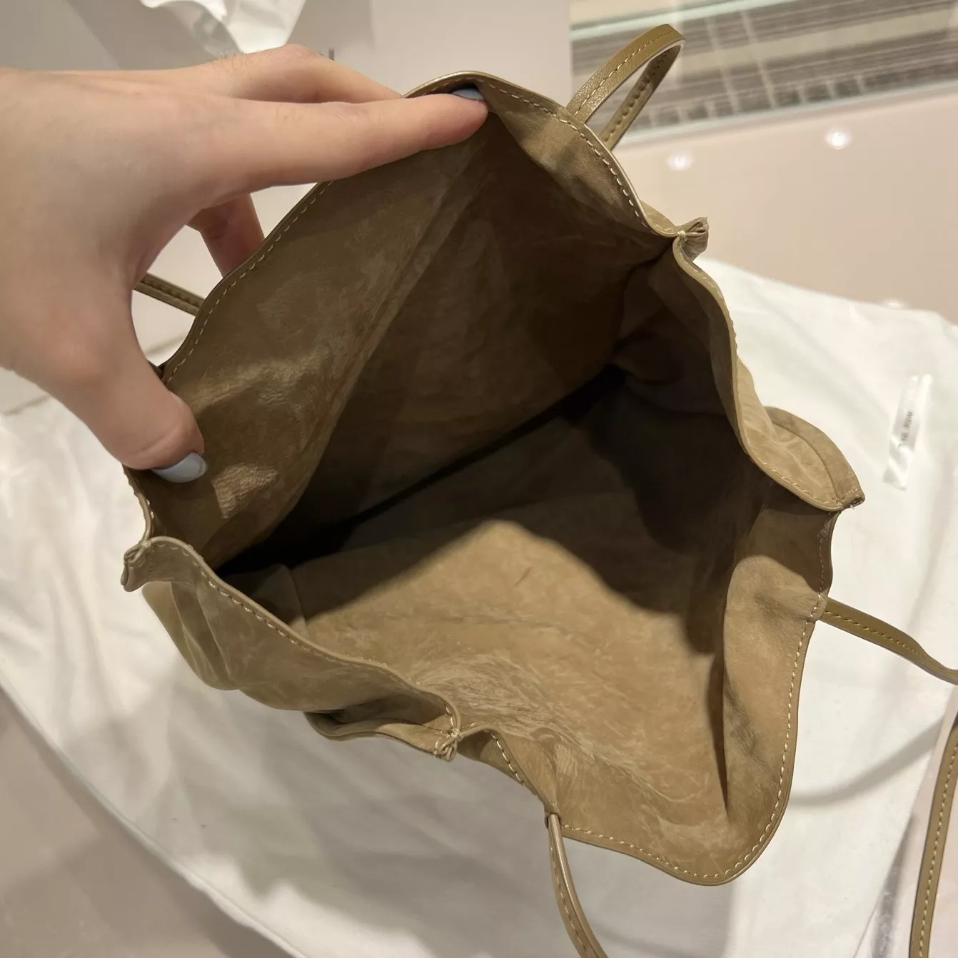 더로우 페이퍼백 스타일 스웨이드 레더 토트백 상세 이미지 5