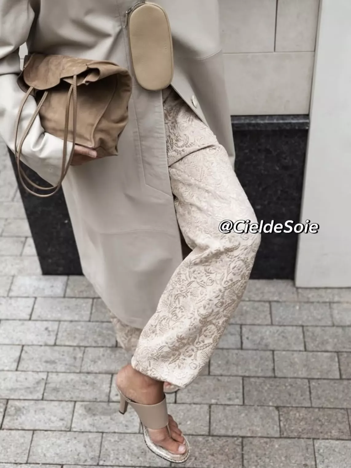 더로우 페이퍼백 스타일 스웨이드 레더 토트백 상세 이미지 16