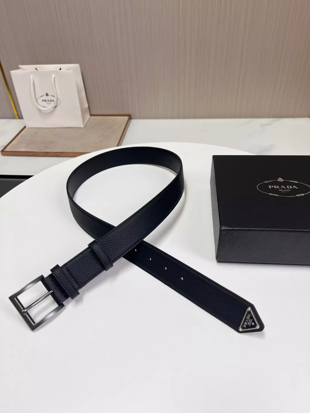 프라다 삼각 로고 포인트 그레인 가죽 벨트 상세 이미지 9