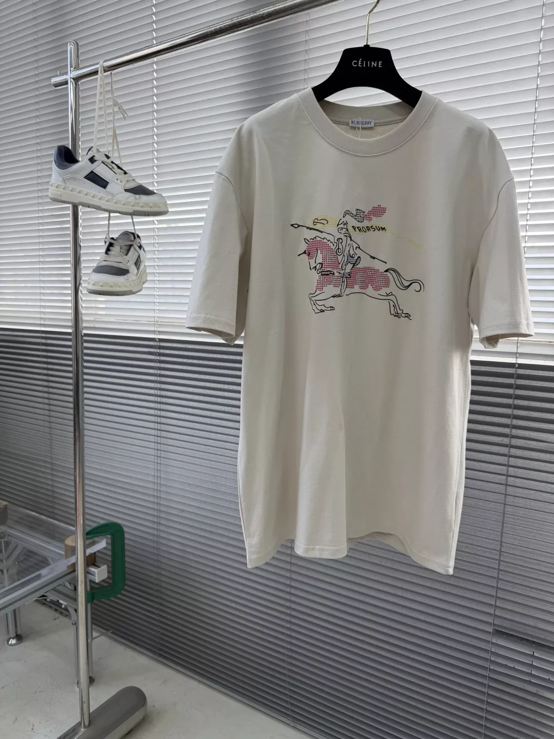 버버리 나이트 로고 라운드넥 코튼 티셔츠 상세 이미지 1