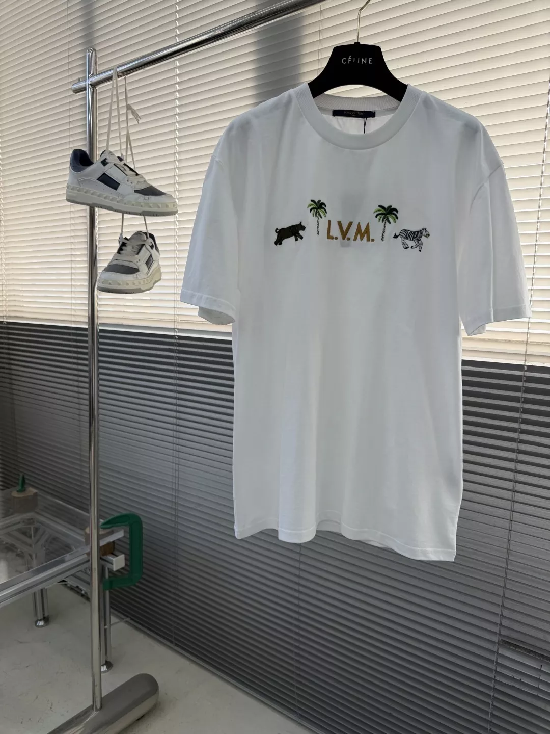 루이비통 2026 봄여름 LVM 자수 그래픽 코튼 티셔츠 상세 이미지 1