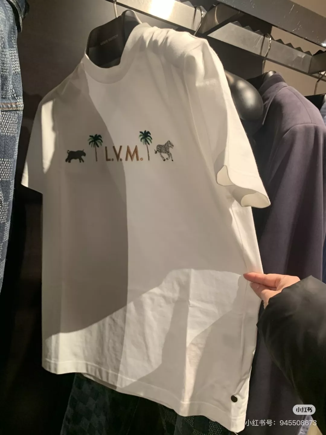 루이비통 2026 봄여름 LVM 자수 그래픽 코튼 티셔츠 상세 이미지 10