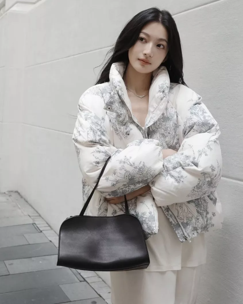 더로우 페기 입체 쉐입 미니 클러치백 상세 이미지 12