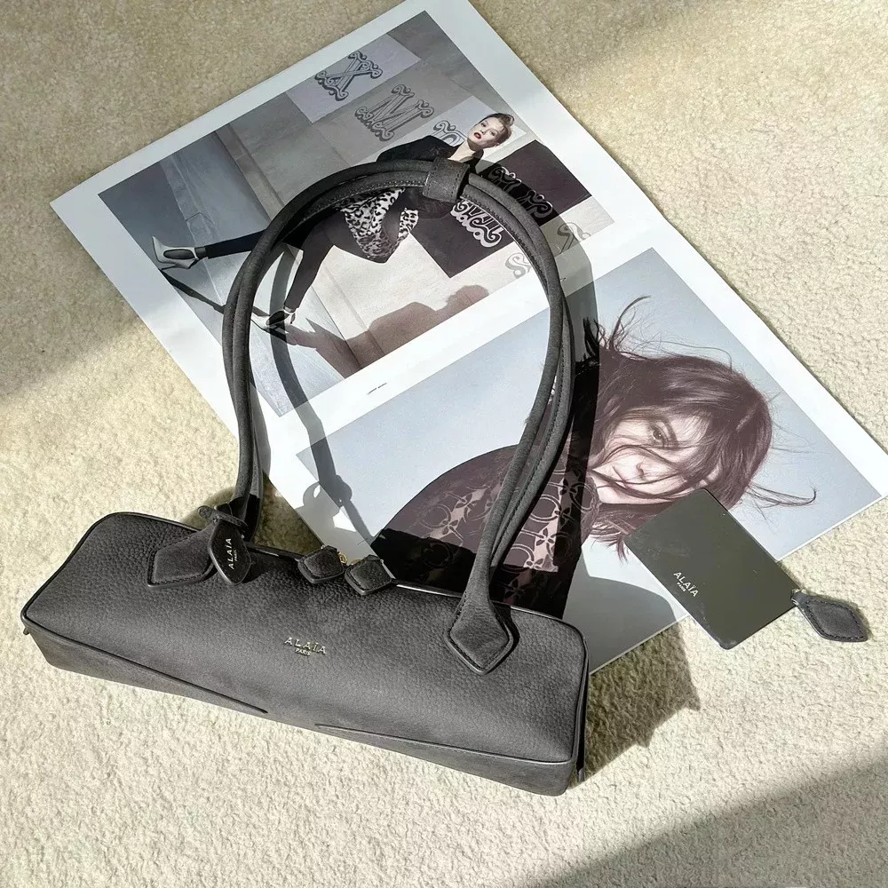 알라이아 르 테켈 슬림 바게트 실루엣 백