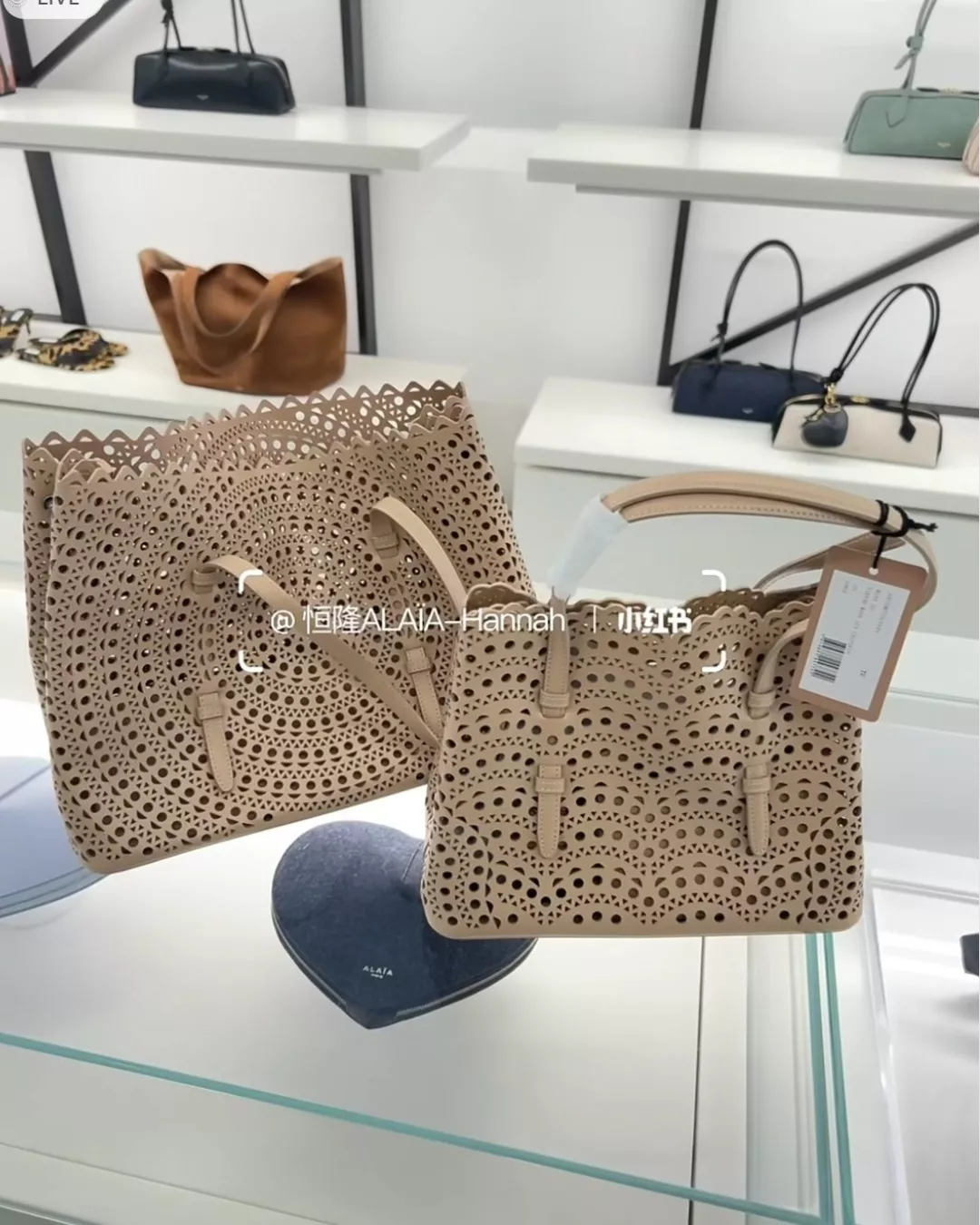 알라이아 비엔느 비엔 패턴 펀칭 레더 토트백 상세 이미지 8