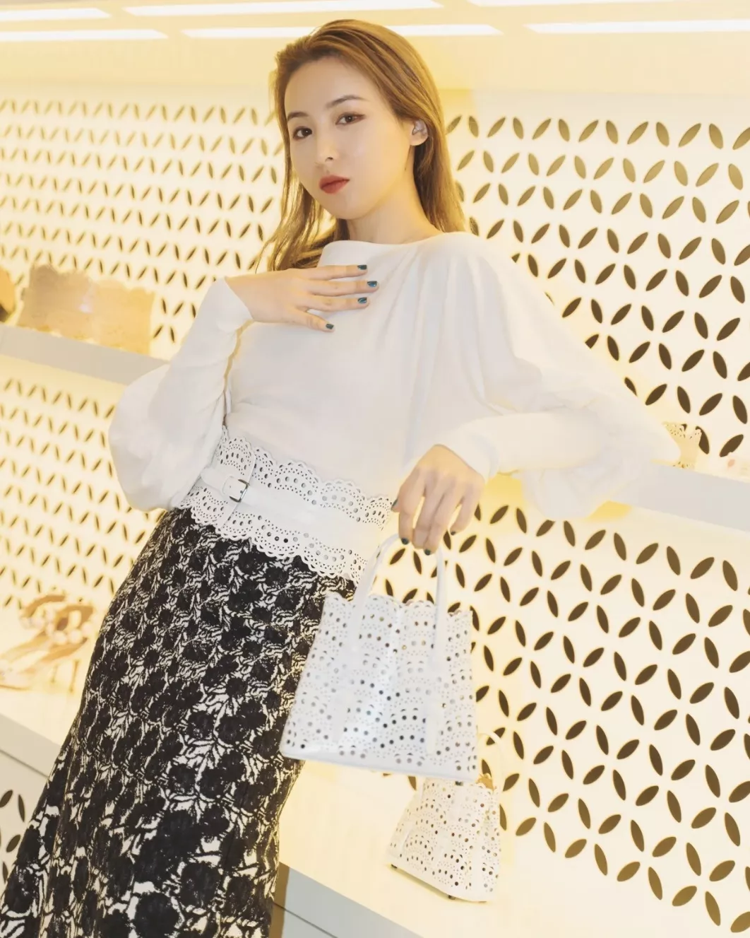 알라이아 비엔느 펀칭 레더 토트백 미나 25 상세 이미지 13
