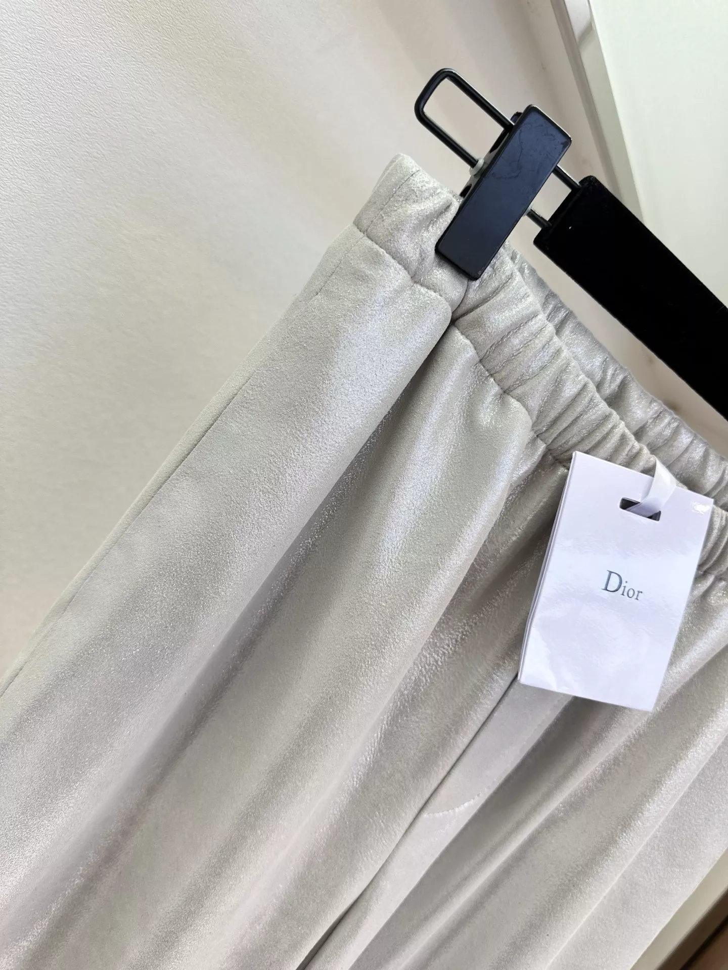 디올 2026 이른 봄 한정 실버 광택 밴딩 팬츠 상세 이미지 5