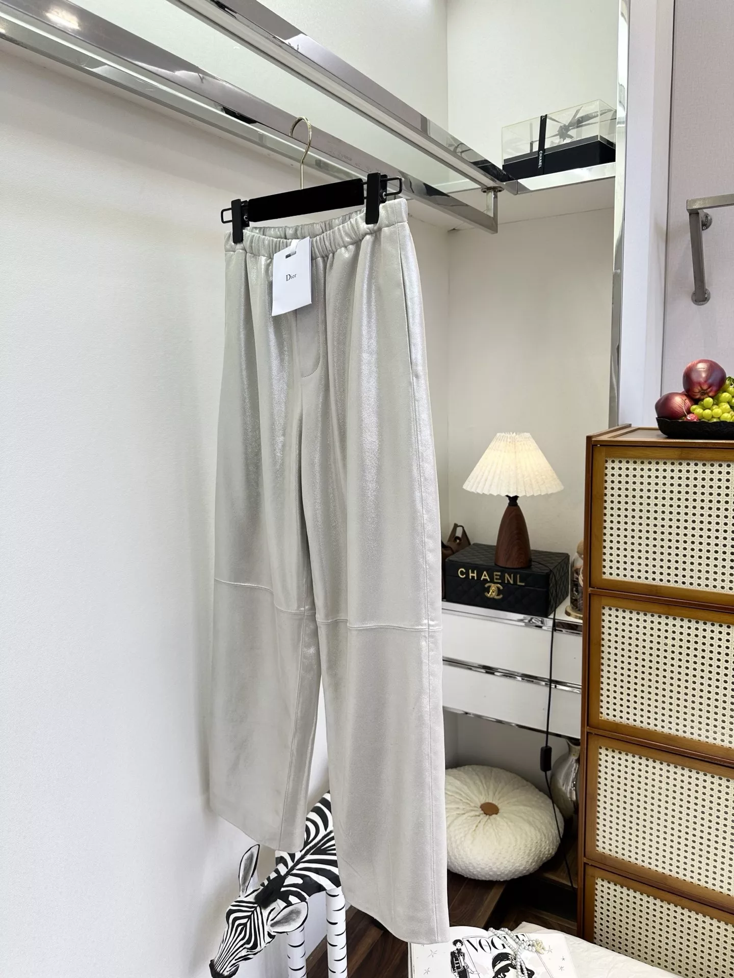 디올 2026 이른 봄 한정 실버 광택 밴딩 팬츠 상세 이미지 3