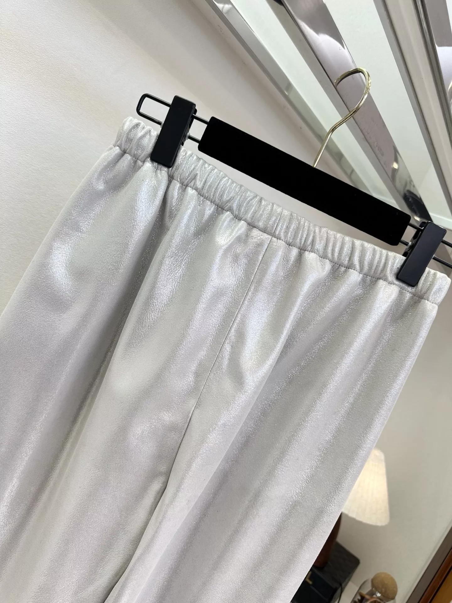 디올 2026 이른 봄 한정 실버 광택 밴딩 팬츠 상세 이미지 9