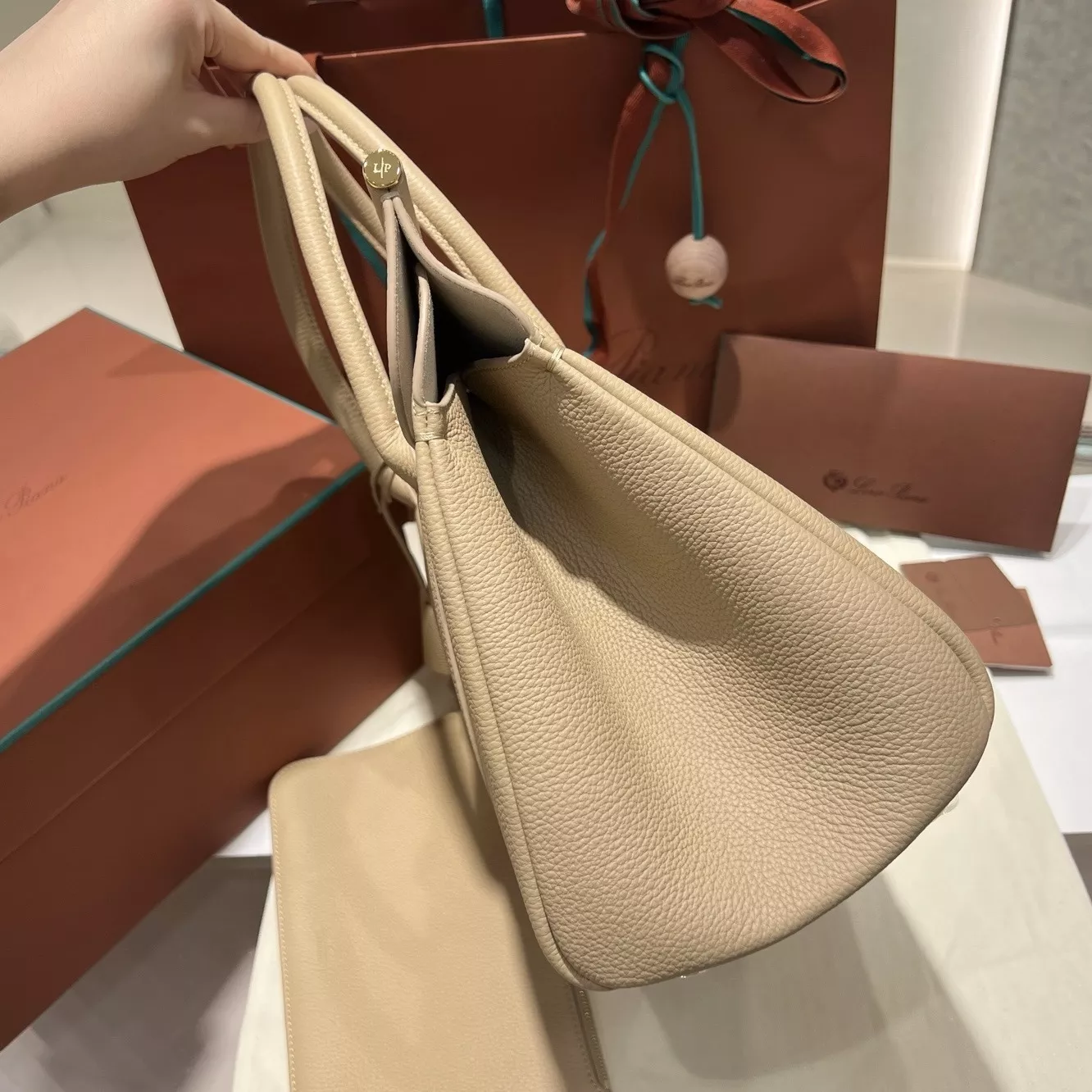 로로피아나 루움 리치 텍스처 레더 락 토트 상세 이미지 3