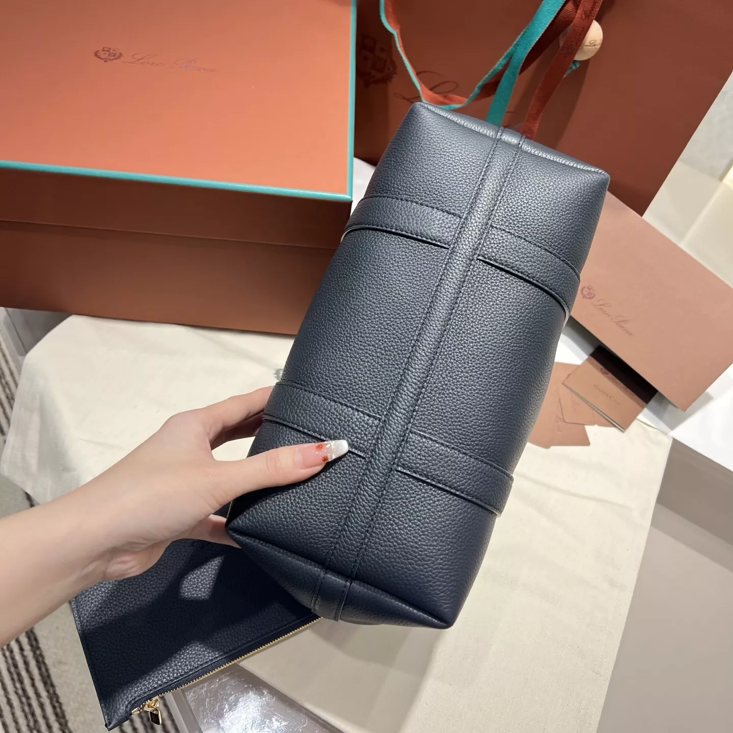 로로피아나 기에라 스몰 핸드백 상세 이미지 4
