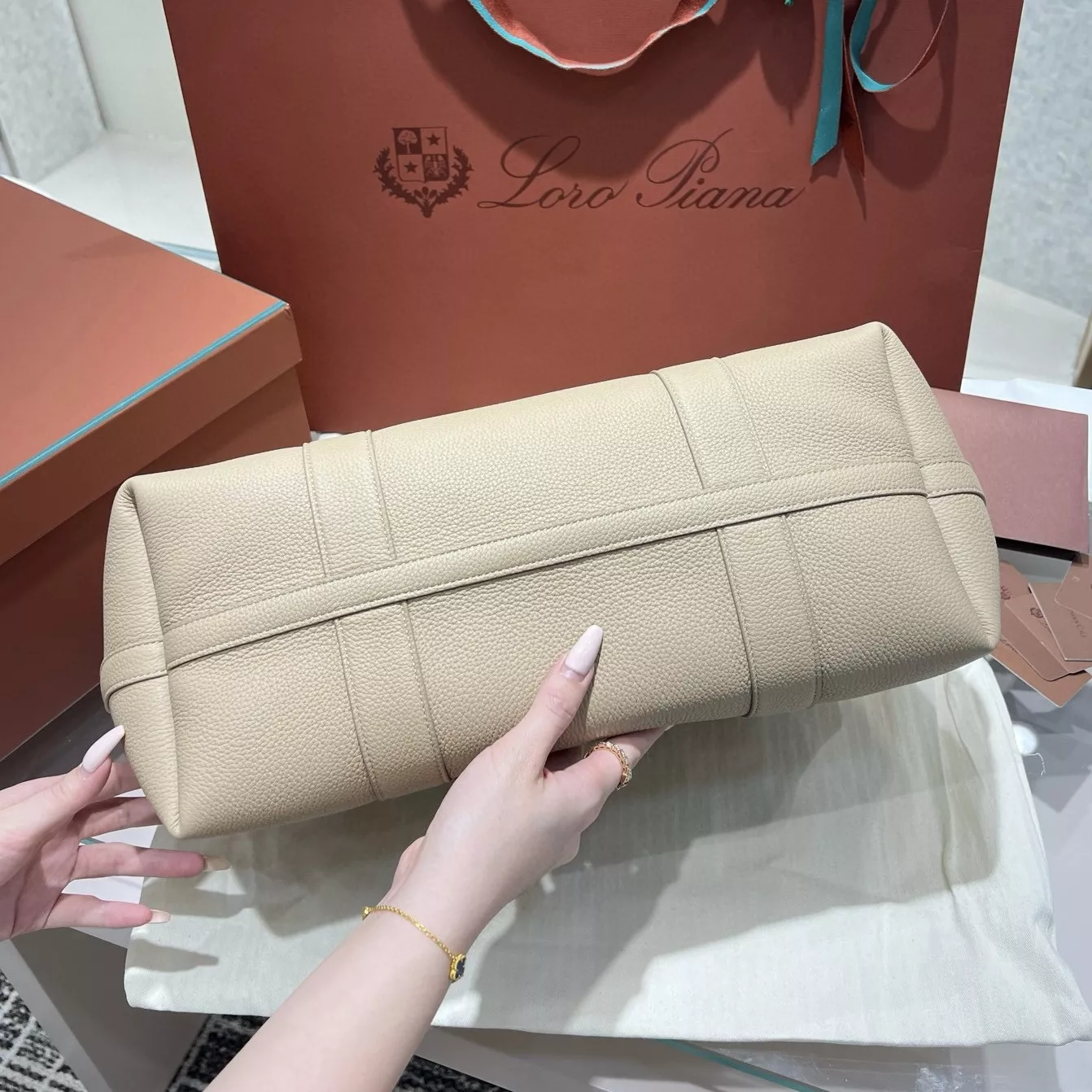 로로피아나 기에라 라지 핸드백 상세 이미지 4