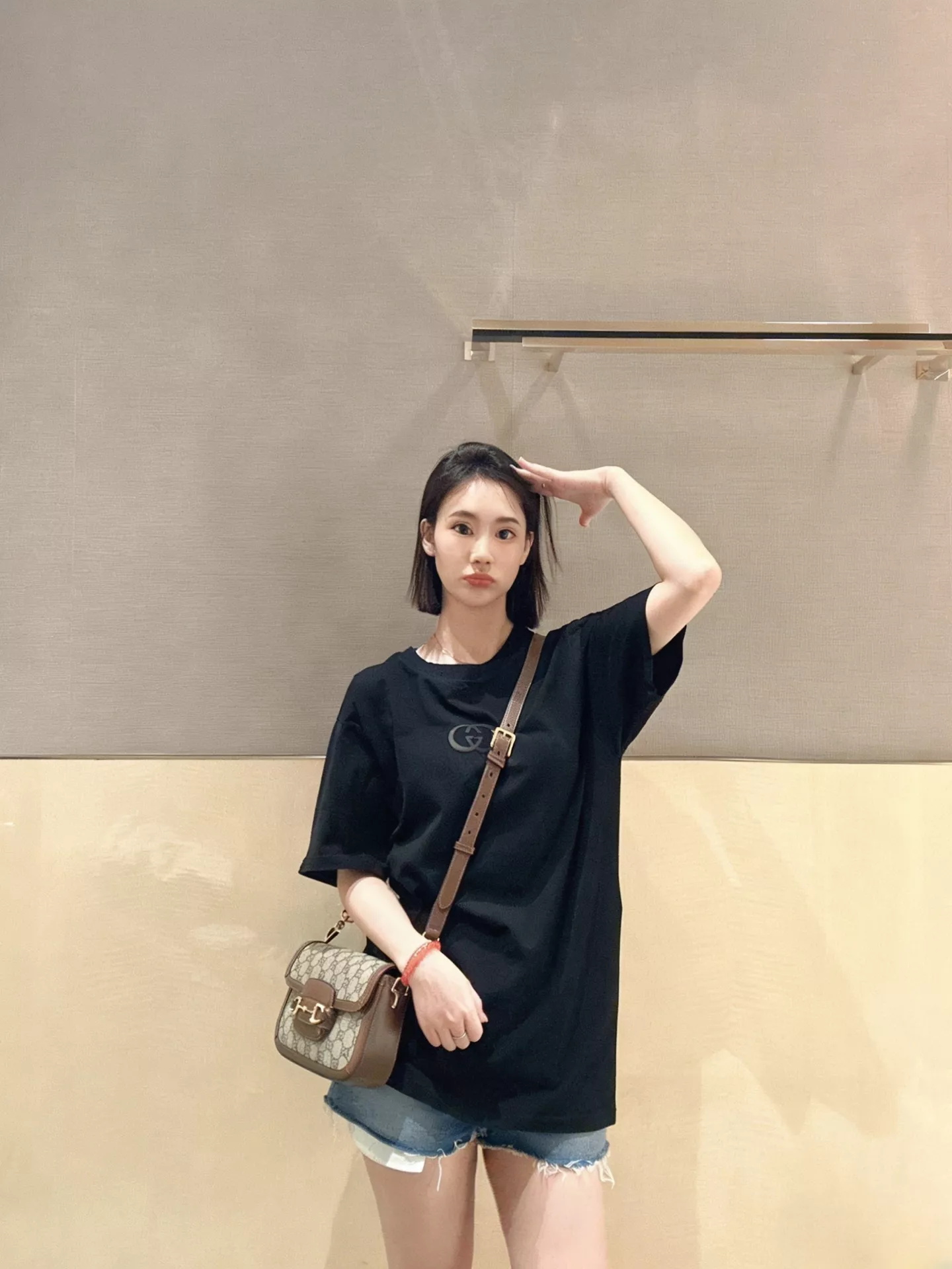구찌 인터로킹 더블G 3D 자수 라운드 반팔 티셔츠 상세 이미지 15