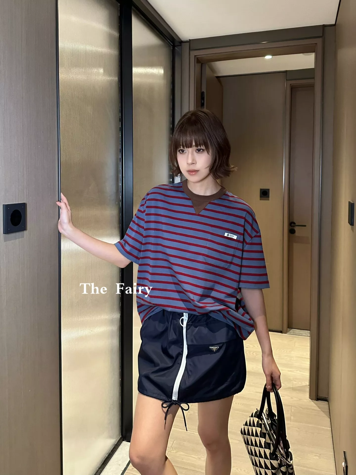 프라다 코튼 레트로 배색 스트라이프 로고 패치 티셔츠 상세 이미지 10