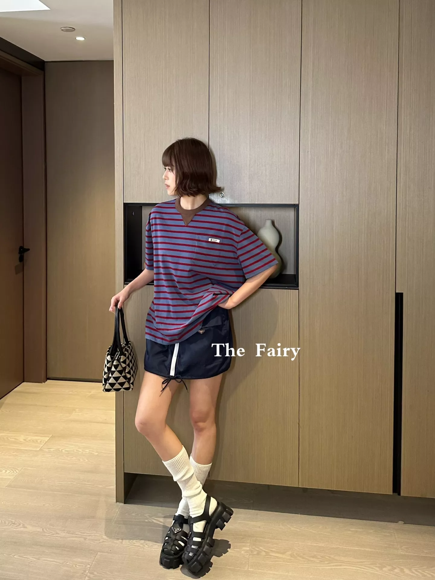 프라다 코튼 레트로 배색 스트라이프 로고 패치 티셔츠 상세 이미지 16