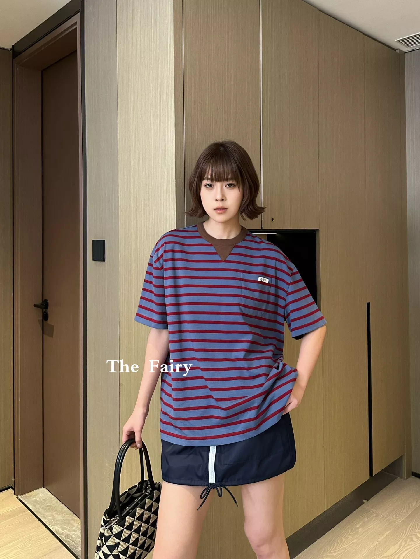 프라다 코튼 레트로 배색 스트라이프 로고 패치 티셔츠 상세 이미지 15