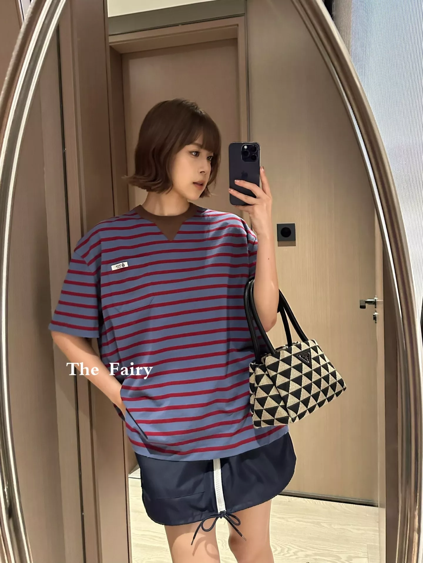 프라다 코튼 레트로 배색 스트라이프 로고 패치 티셔츠 상세 이미지 19