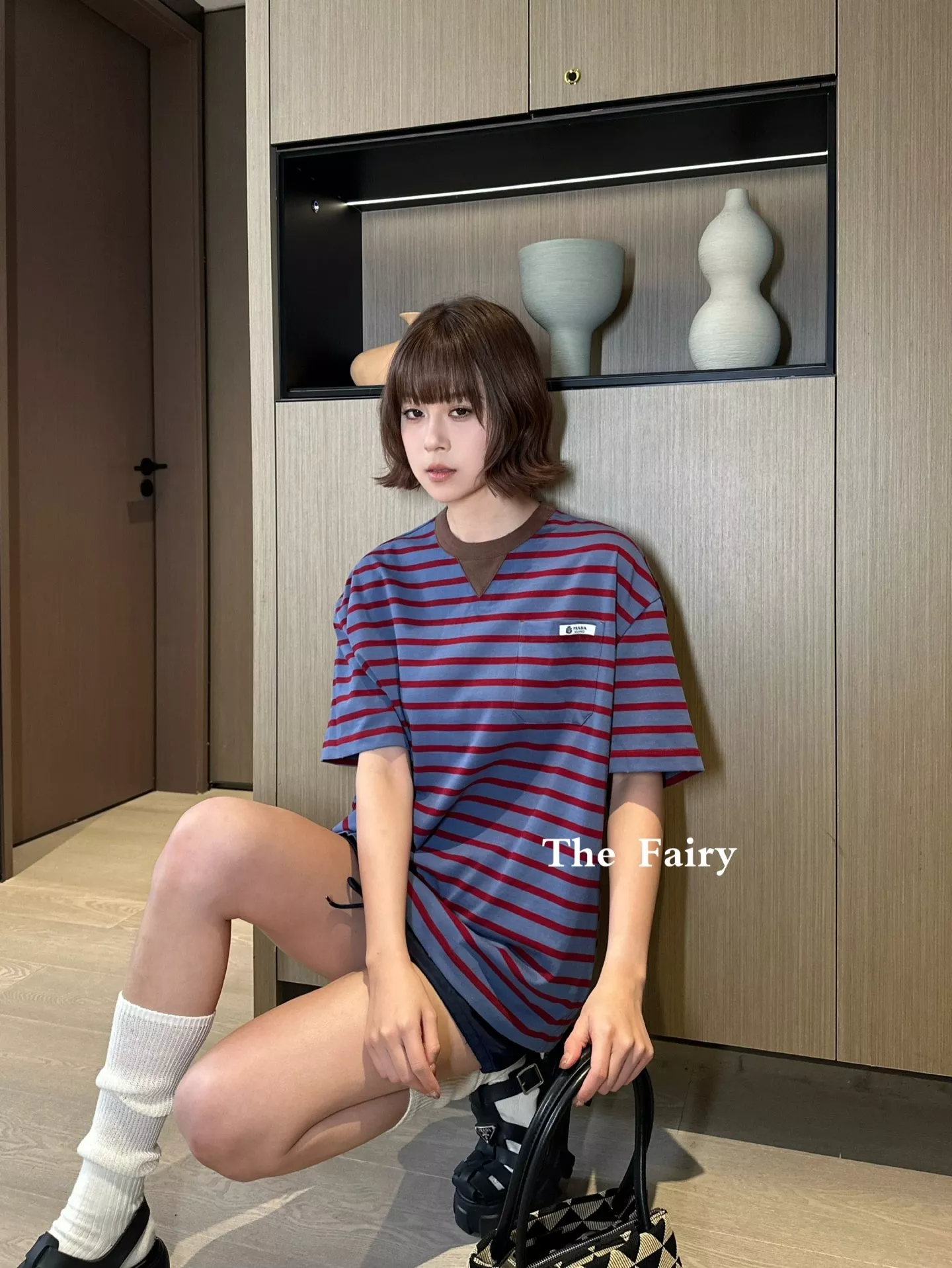 프라다 코튼 레트로 배색 스트라이프 로고 패치 티셔츠 상세 이미지 14