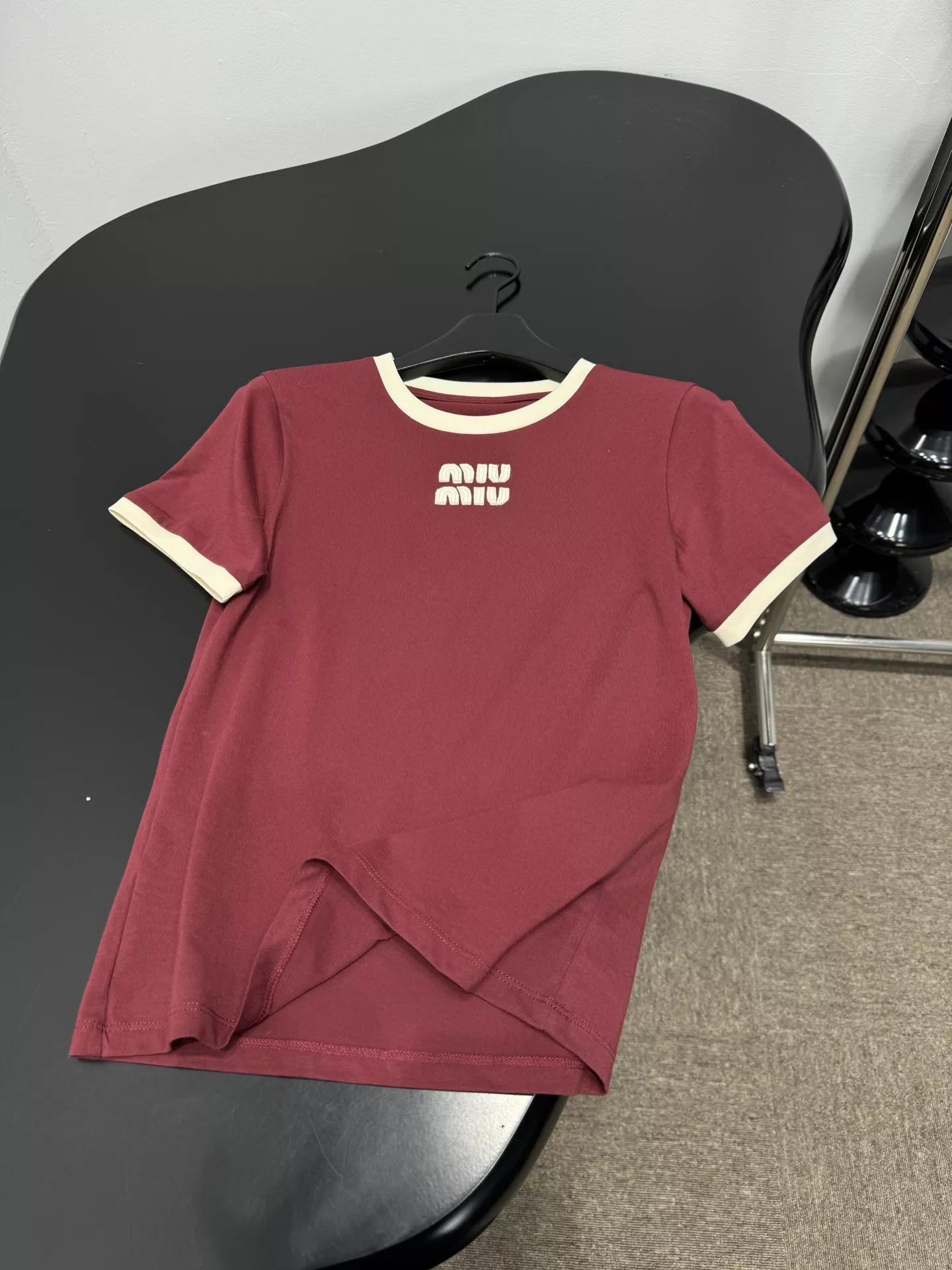 미우미우 로고 패치 자수 배색 트림 코튼 라운드넥 티셔츠 상세 이미지 7