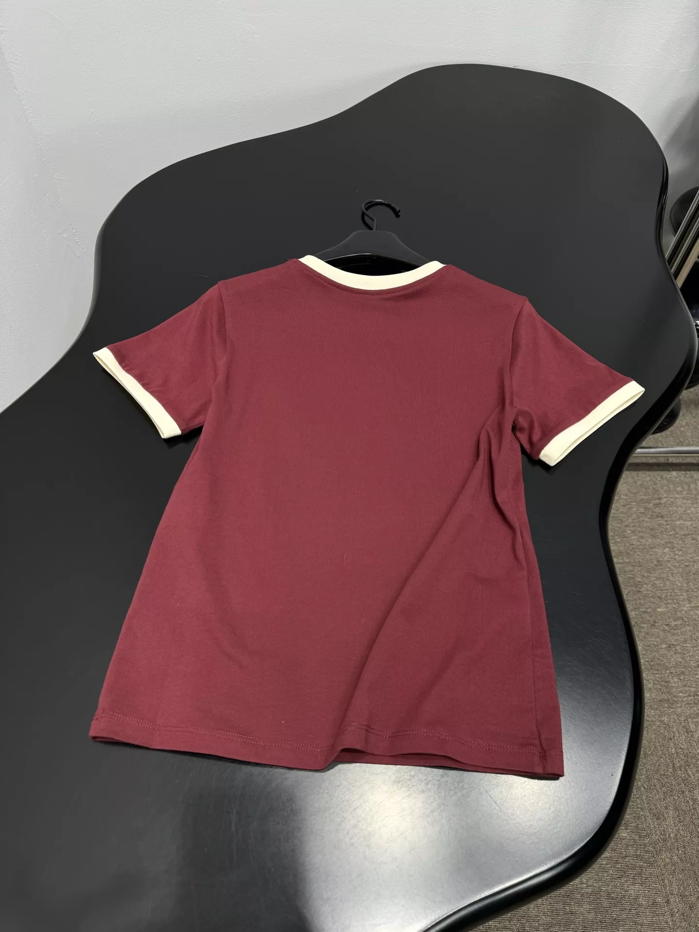 미우미우 로고 패치 자수 배색 트림 코튼 라운드넥 티셔츠 상세 이미지 9