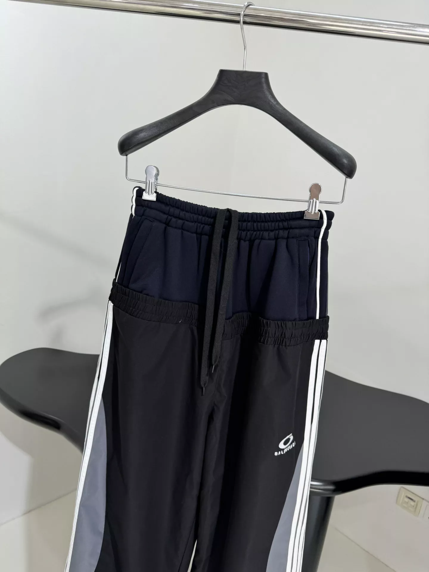 발렌시아가 컷업 투웨이 원단 믹스 스포츠 아이콘 자수 트랙 팬츠 상세 이미지 2