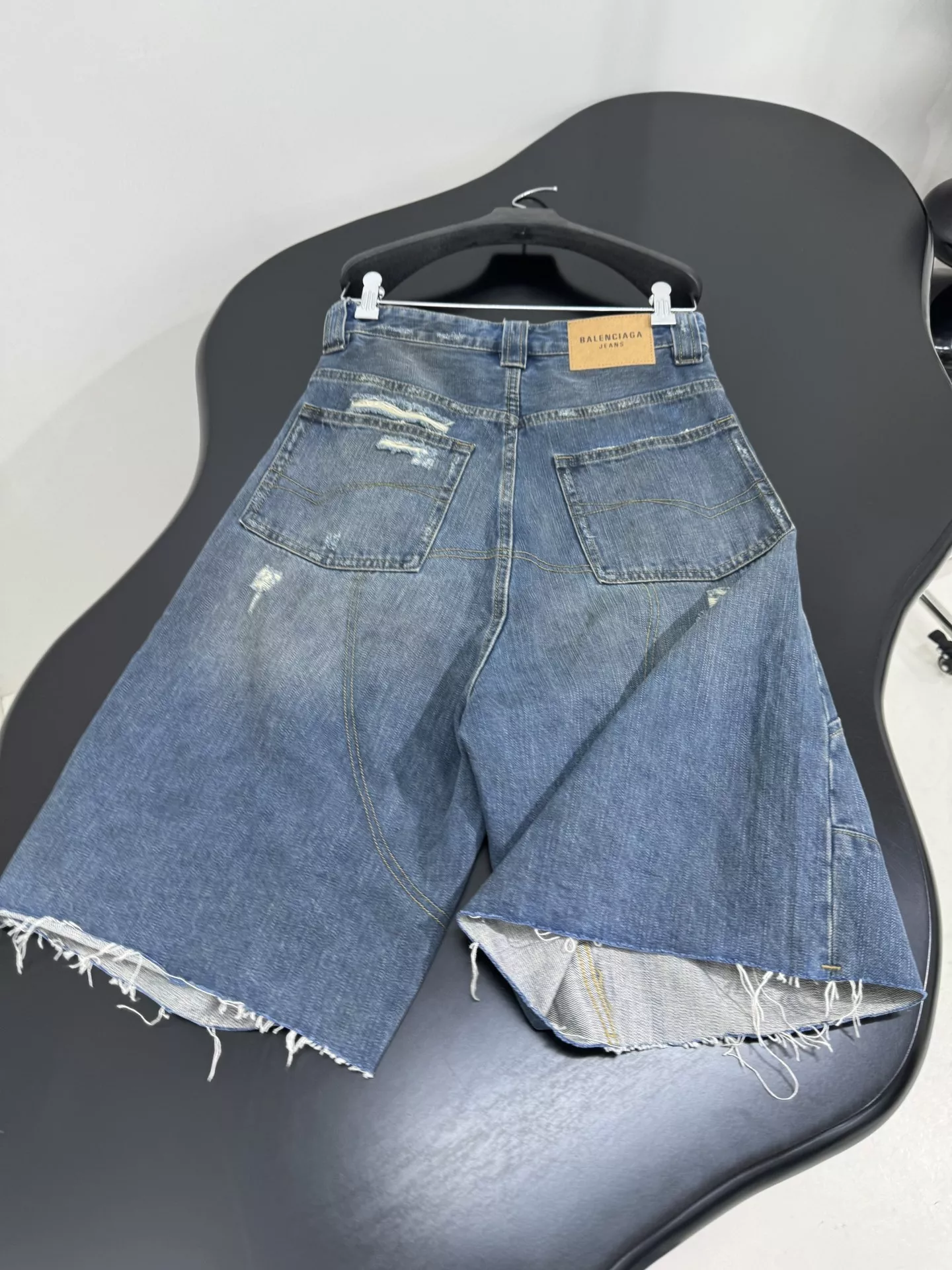 발렌시아가 배기 오버사이즈 데님 하프팬츠 상세 이미지 8