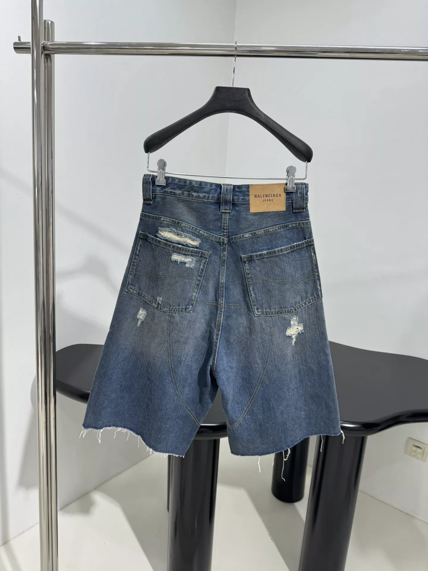 발렌시아가 배기 오버사이즈 데님 하프팬츠 상세 이미지 3