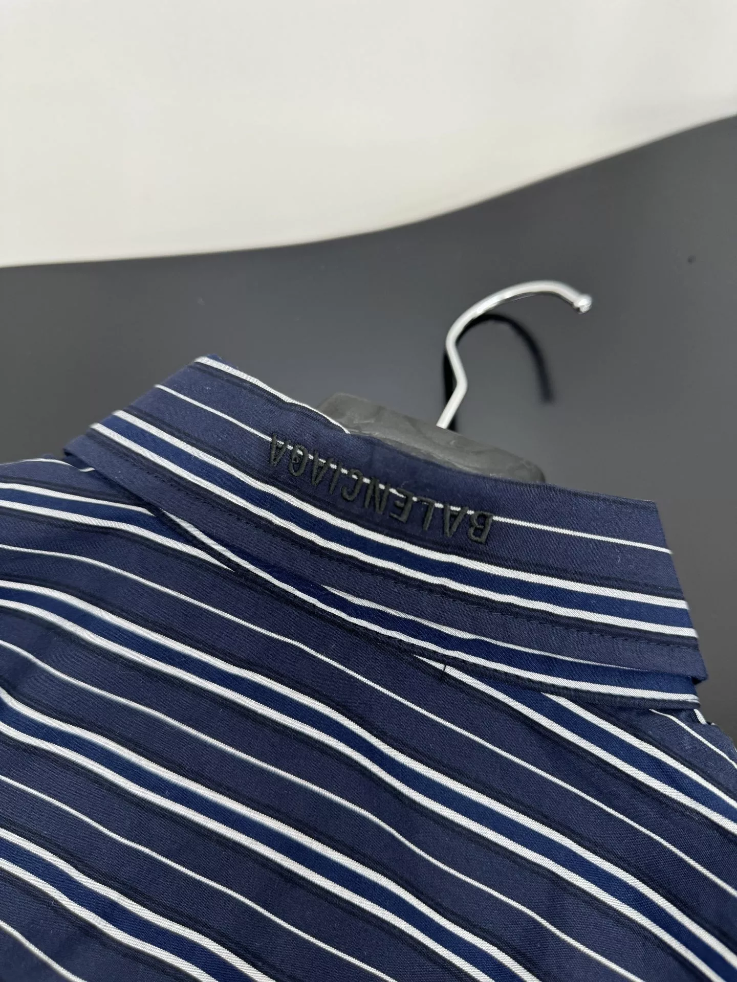 발렌시아가 네이비 스트라이프 오버핏 코튼 셔츠 상세 이미지 9