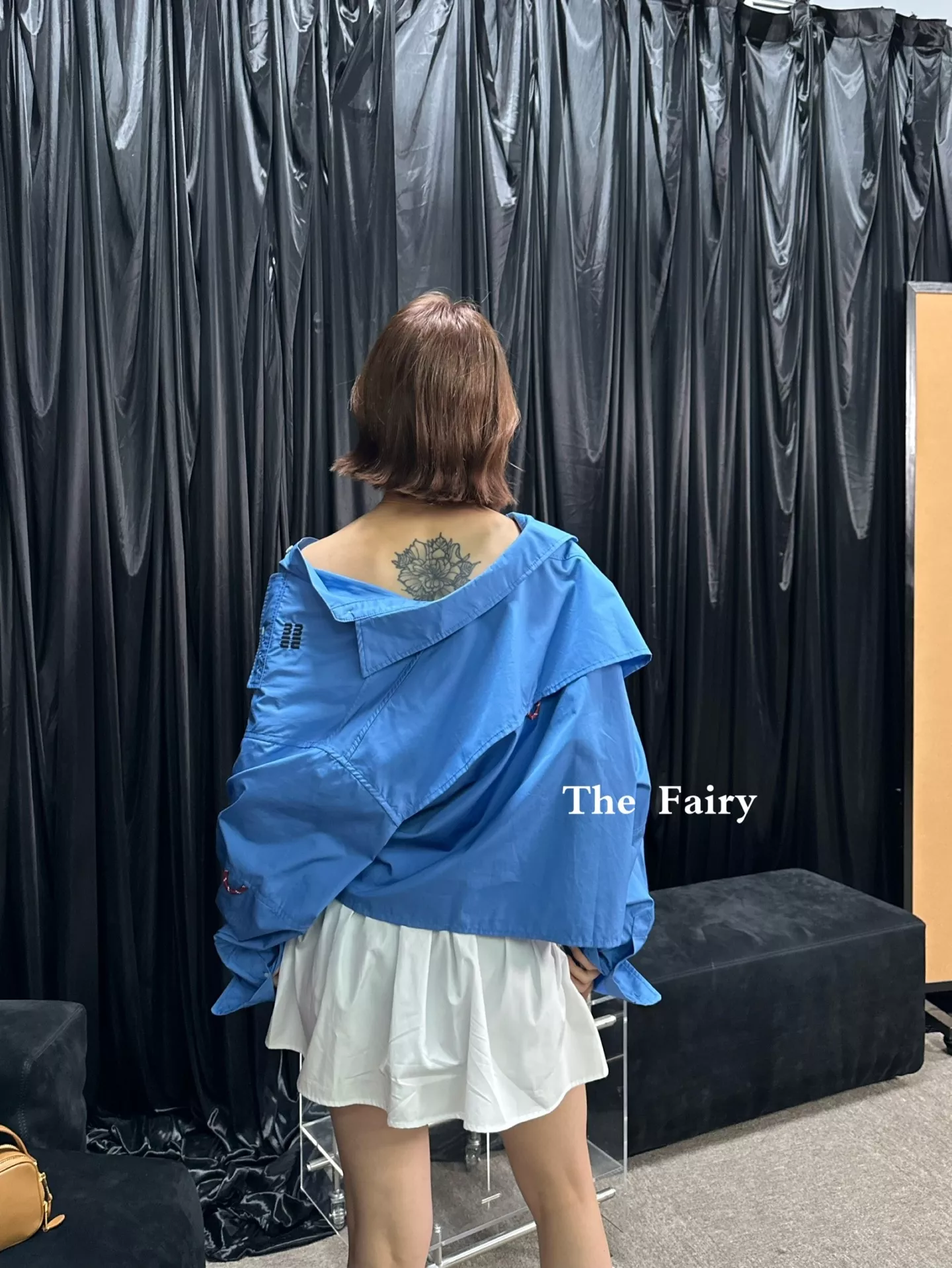 미우미우 코튼 워크웨어 자수 로고 크롭 셔츠 상세 이미지 18