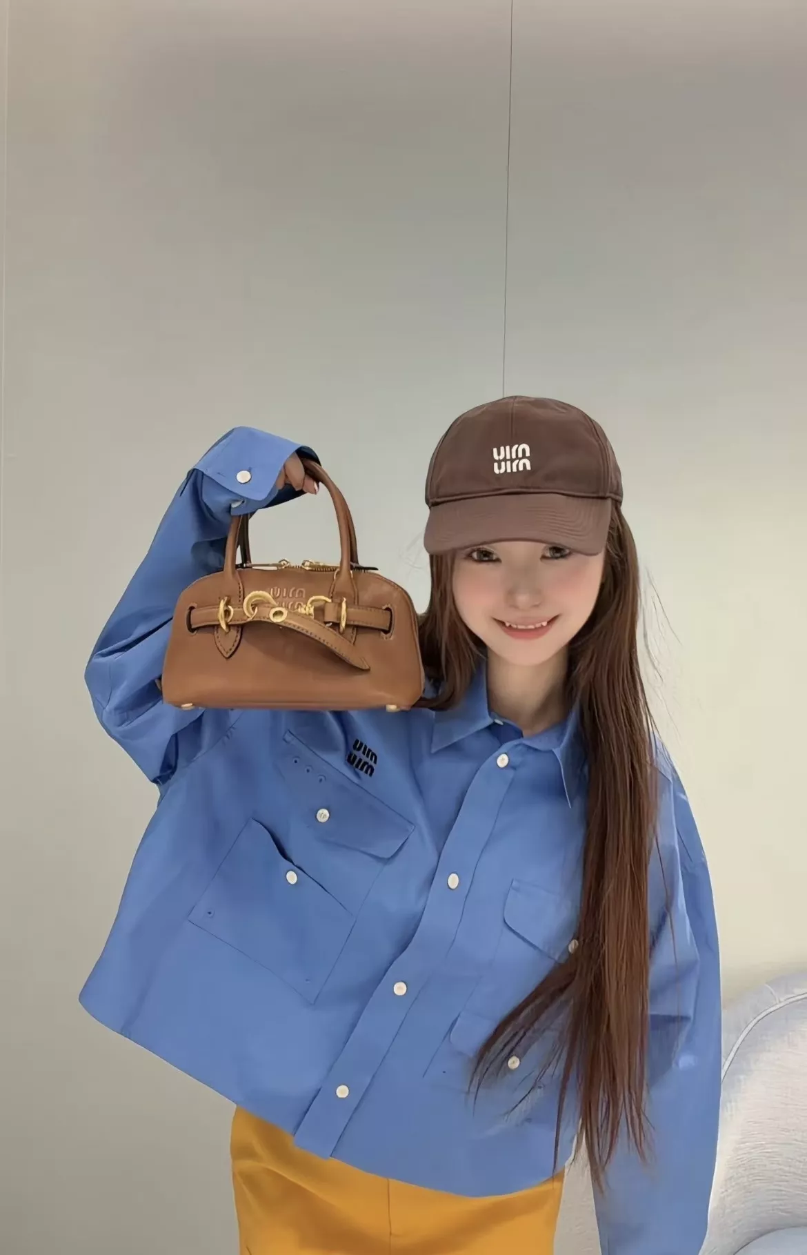 미우미우 코튼 워크웨어 자수 로고 크롭 셔츠 상세 이미지 24