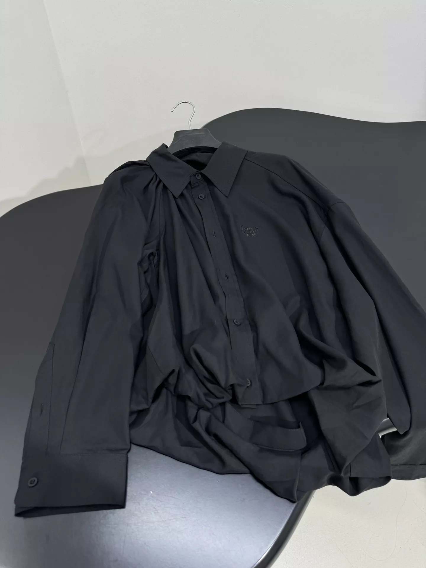 발렌시아가 로렐 클래식 자수 언밸런스 롱 셔츠 상세 이미지 8