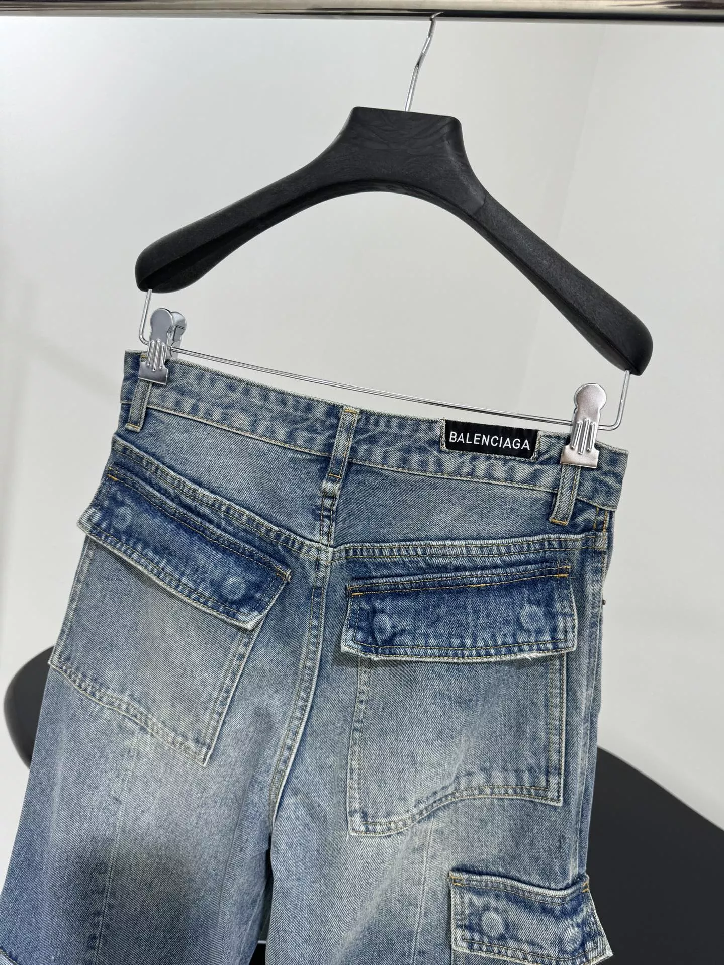 발렌시아가 카고 워싱 디테일 데님 플레어 팬츠 상세 이미지 4