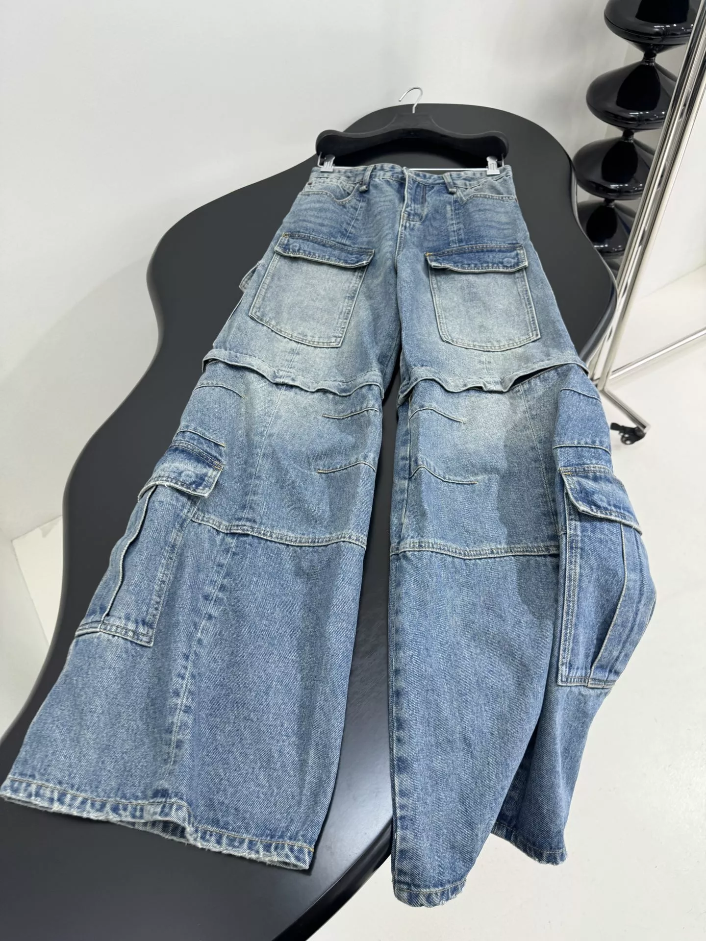발렌시아가 카고 워싱 디테일 데님 플레어 팬츠 상세 이미지 5
