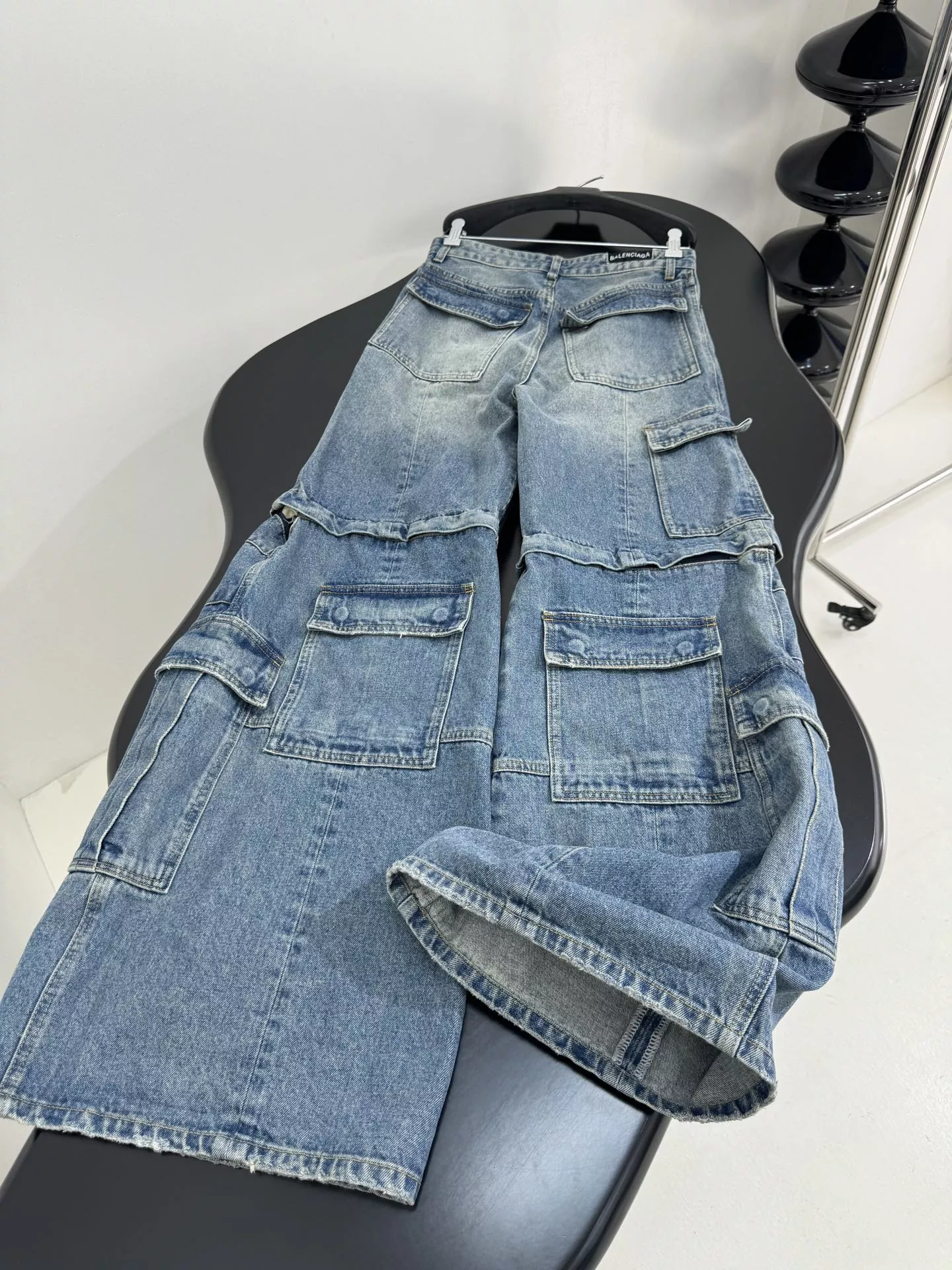 발렌시아가 카고 워싱 디테일 데님 플레어 팬츠 상세 이미지 8