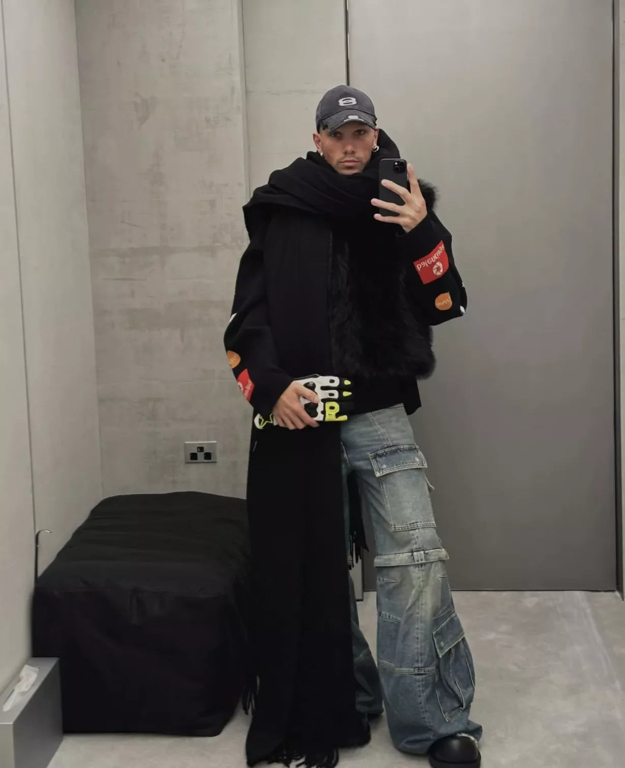 발렌시아가 카고 워싱 디테일 데님 플레어 팬츠 상세 이미지 27