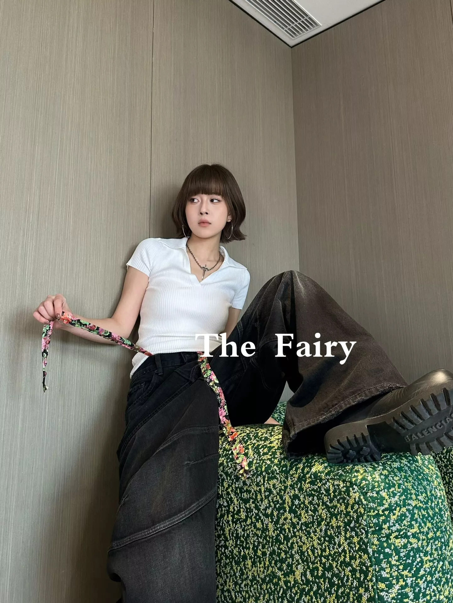 발렌시아가 플라워 테이프 디테일 오버핏 디컨스트럭트 데님 팬츠 상세 이미지 11