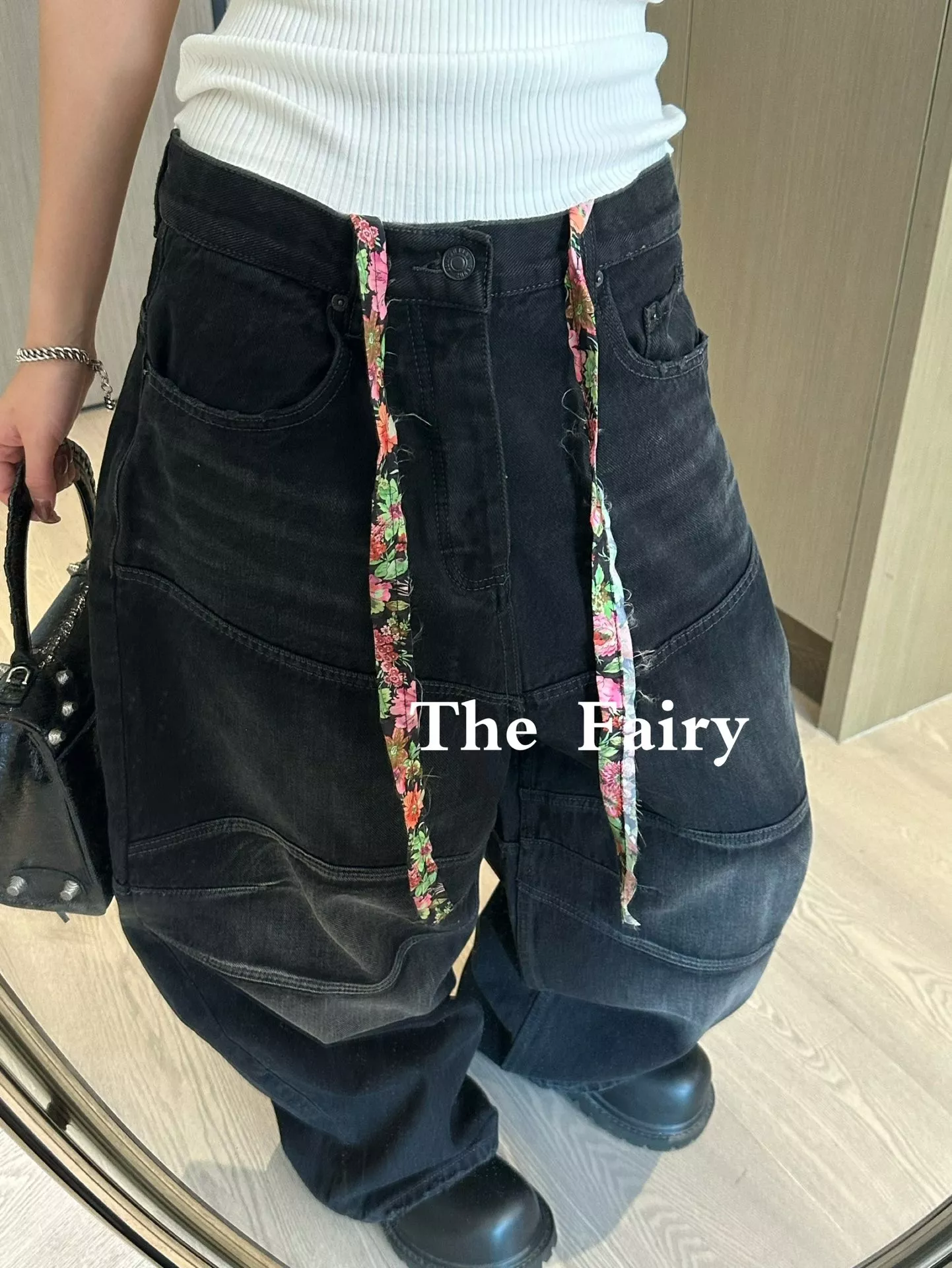 발렌시아가 플라워 테이프 디테일 오버핏 디컨스트럭트 데님 팬츠 상세 이미지 13