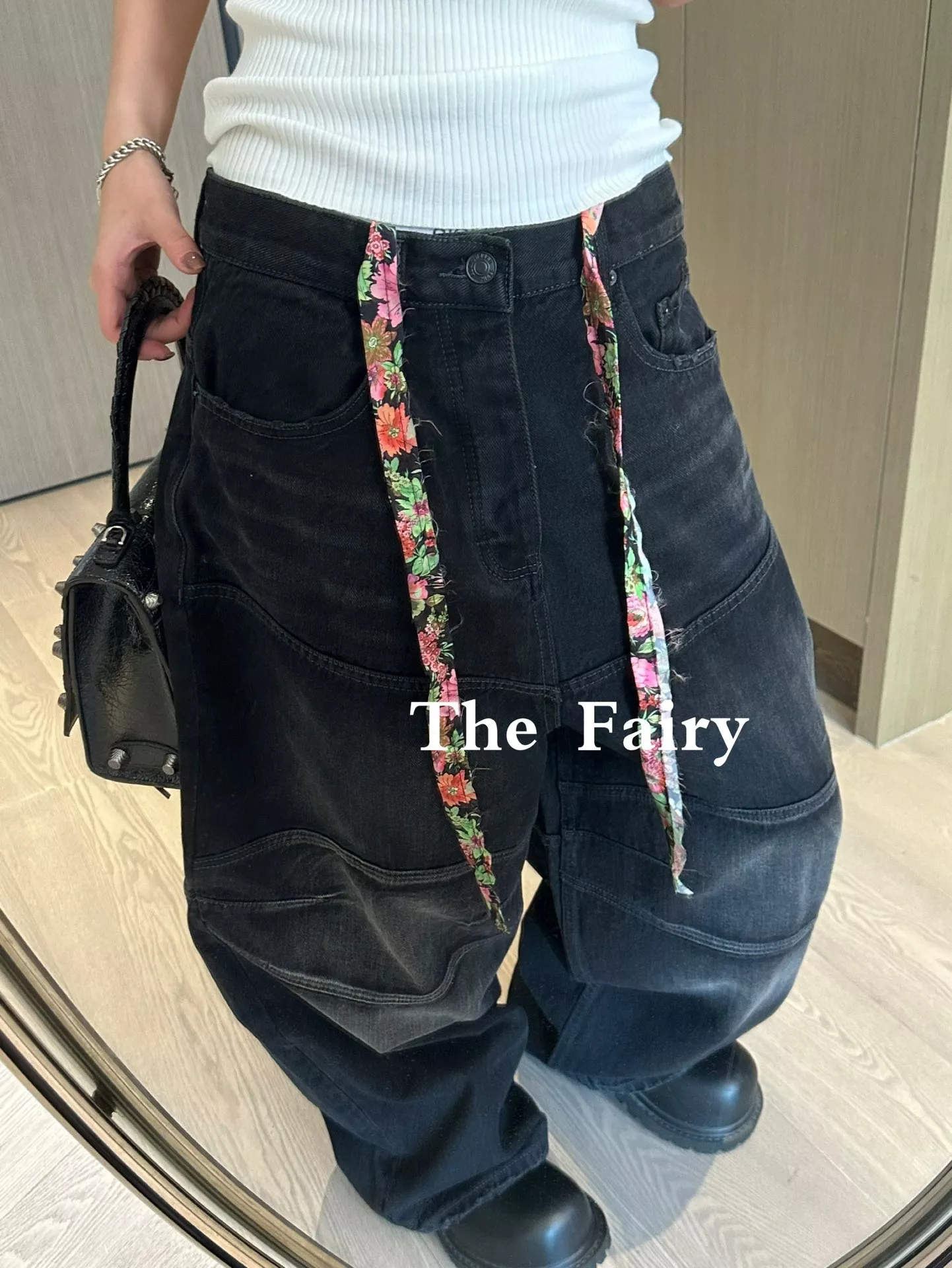 발렌시아가 플라워 테이프 디테일 오버핏 디컨스트럭트 데님 팬츠 상세 이미지 16