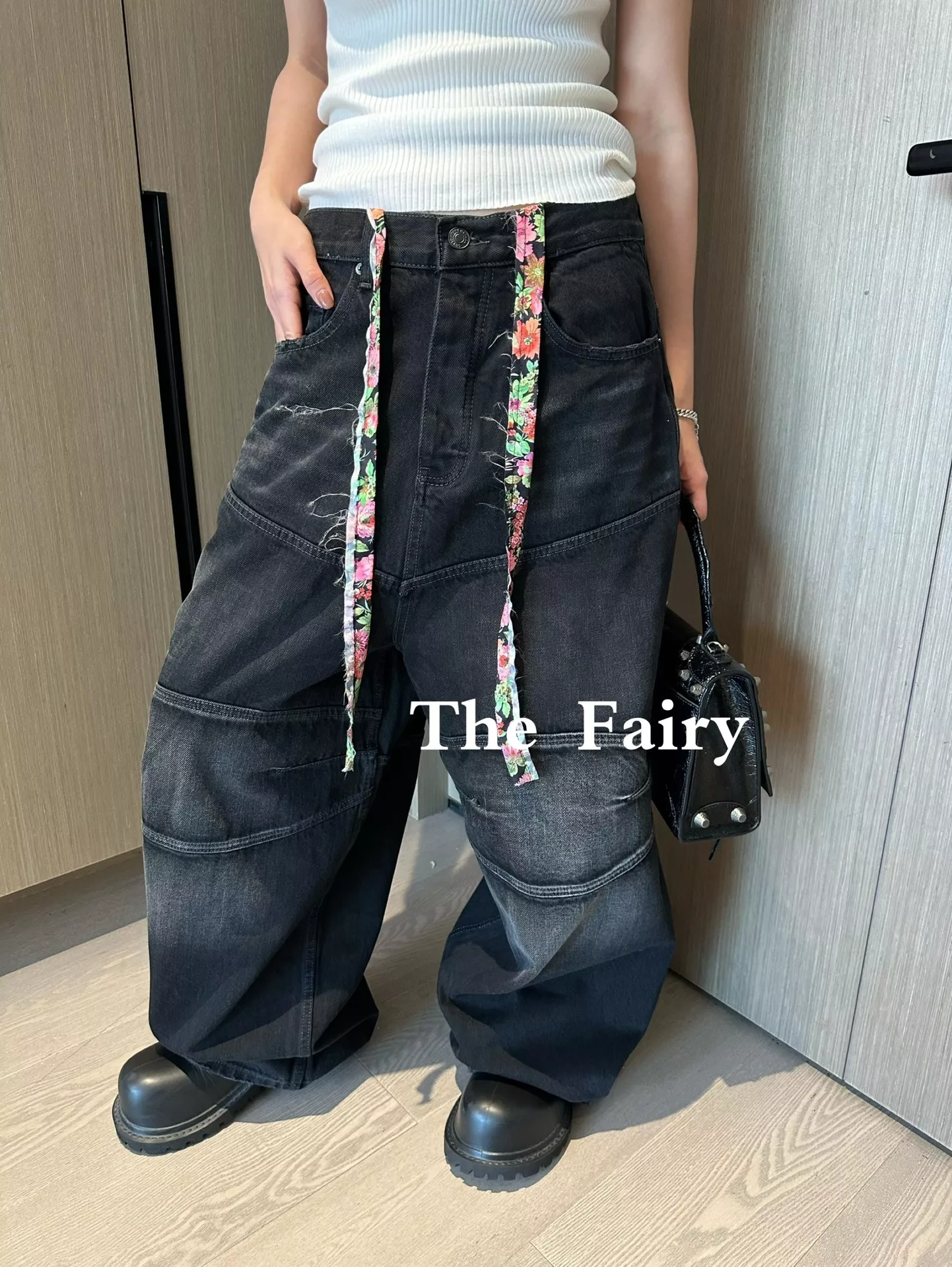 발렌시아가 플라워 테이프 디테일 오버핏 디컨스트럭트 데님 팬츠 상세 이미지 19