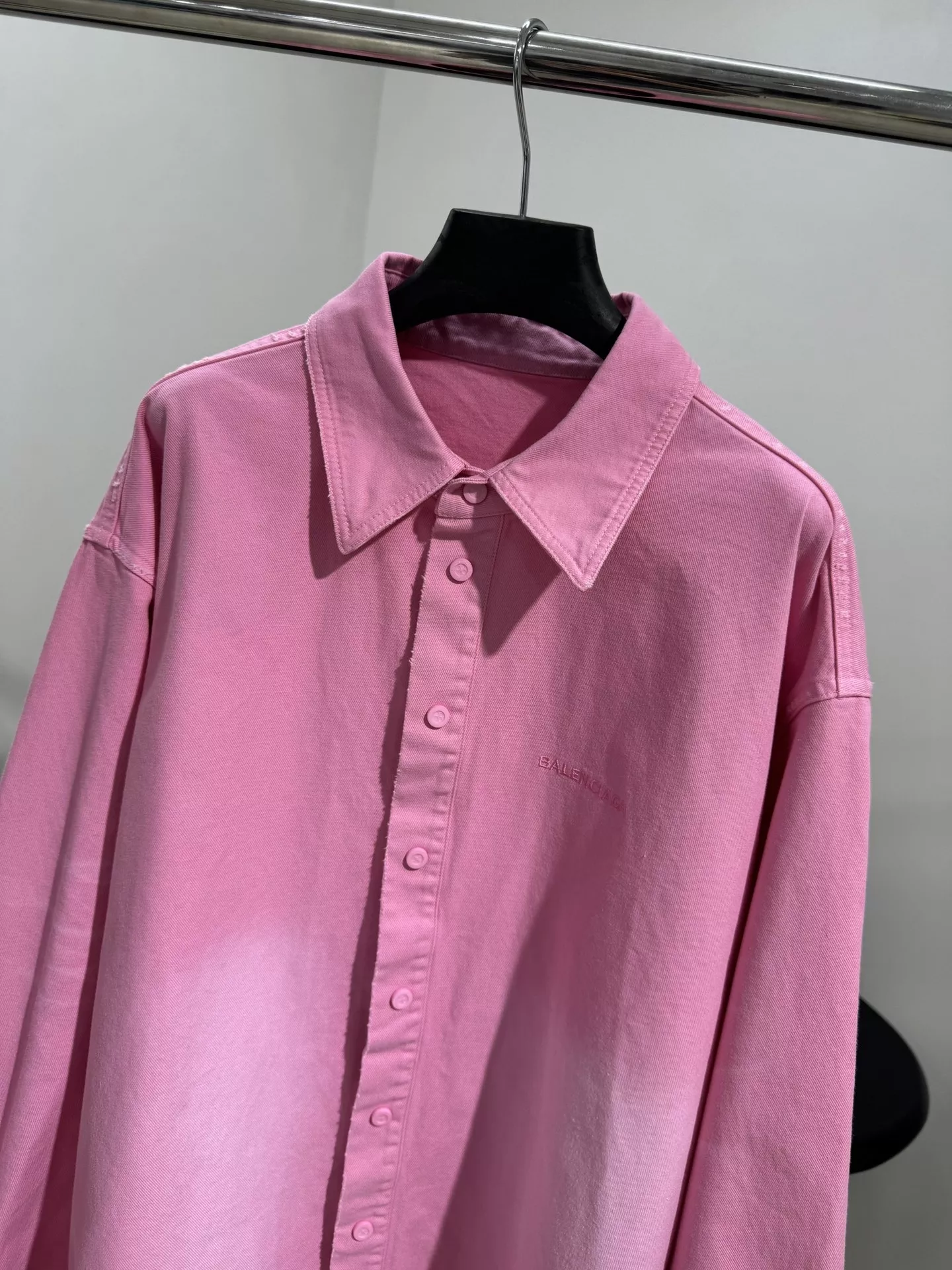 발렌시아가 아트 레터 자수 워싱 핑크 오버핏 데님 셔츠 상세 이미지 2