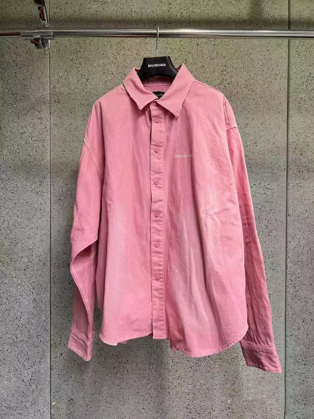발렌시아가 아트 레터 자수 워싱 핑크 오버핏 데님 셔츠 상세 이미지 21