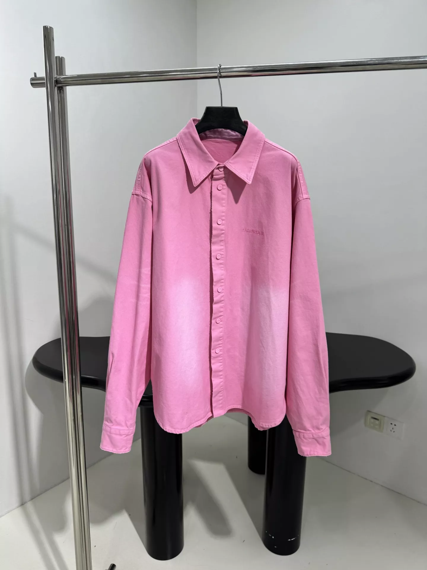 발렌시아가 아트 레터 자수 워싱 핑크 오버핏 데님 셔츠 상세 이미지 1